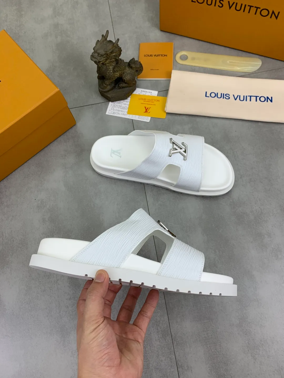 Men's shoes 💰P300💰【New style】🆘 Original quality 【LOUIS VUITTON】The popular Louis Vuitton LV men's slippers on the official website are on sale simultaneously! Original fabric imported from Italy, original factory special supply, code number: 38-44 (45 customized), many colors available